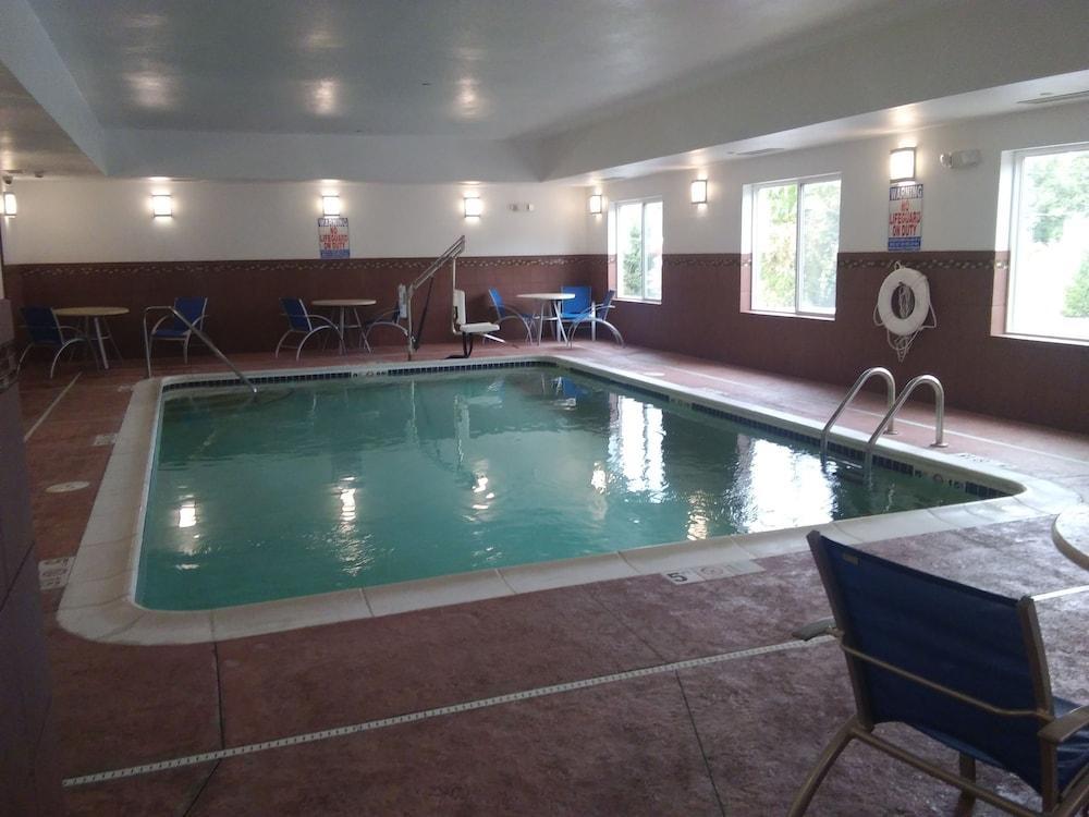 Holiday Inn Express Belle Vernon Экстерьер фото
